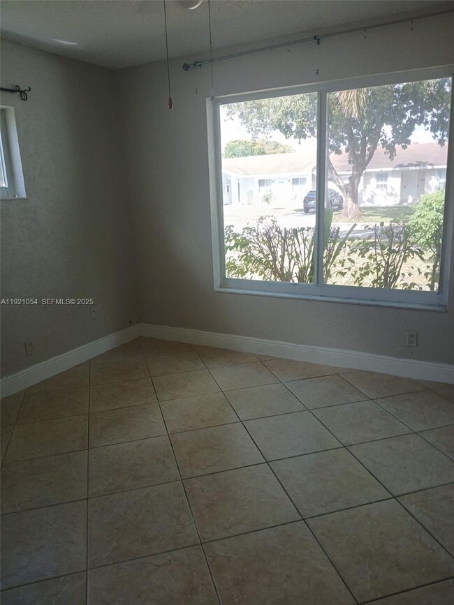 Building Photo - 5550 Lakewood Cir S