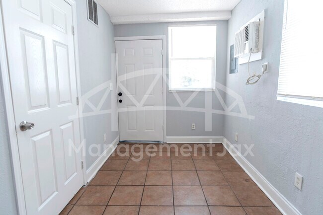 Building Photo - 1044 W 28th St