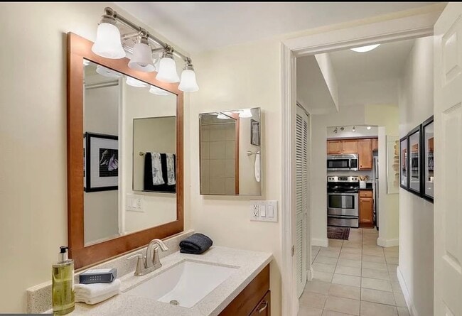 Building Photo - Amazing 1 Bedroom 1 Bathroom Condo With Su...