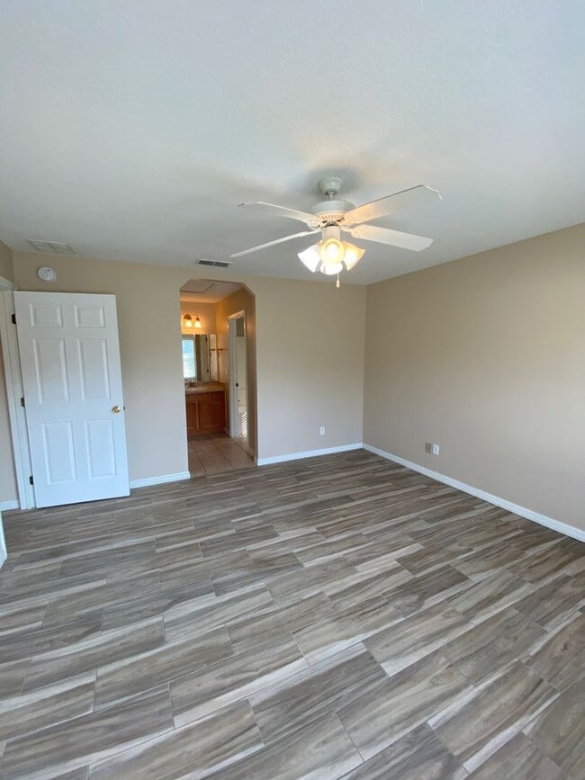 Building Photo - SILVER SPRINGS SHORES 3/2/2 - *WON'T LAST*