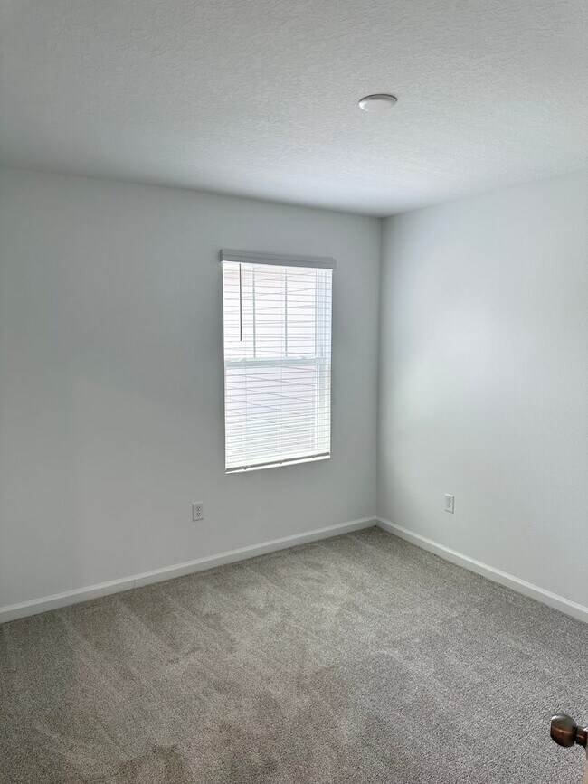 Building Photo - For Rent - 3 BEDROOM 2.5 BATHROOM TOWNHOUS...