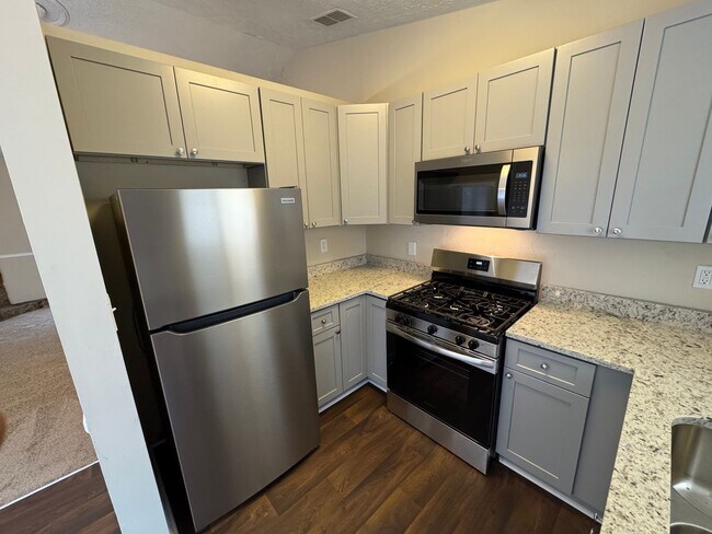 Building Photo - Stone Mountain 4 bed 2 bath Home with Fenced Backyard.