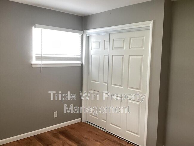 Building Photo - 563 Apex Dr