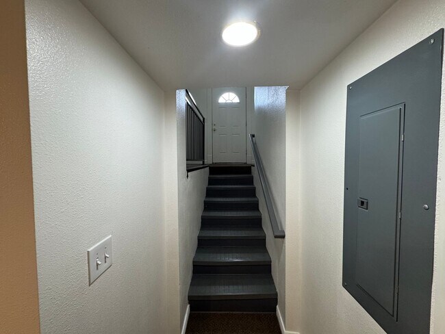 Building Photo - LEASING! Available June 30th