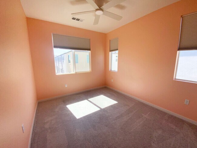 Building Photo - 5460 Shorefront Dr
