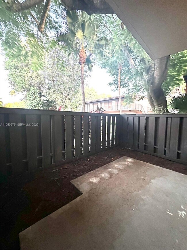 Building Photo - 10786 N Kendall Dr