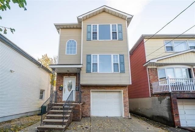 Primary Photo - 90 Evergreen St