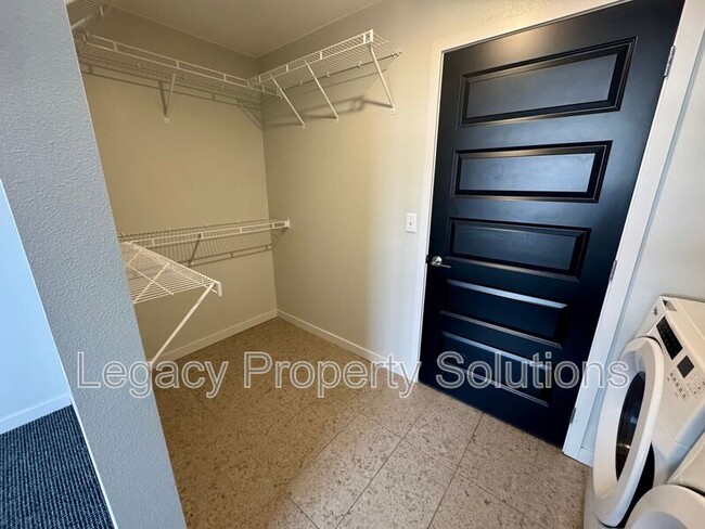 Building Photo - 208 E Greenfield Ln