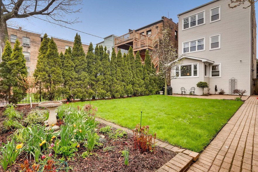 Building Photo - 2549 W Winnemac Ave