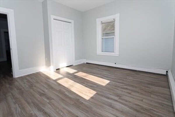 Building Photo - 145 Maple St