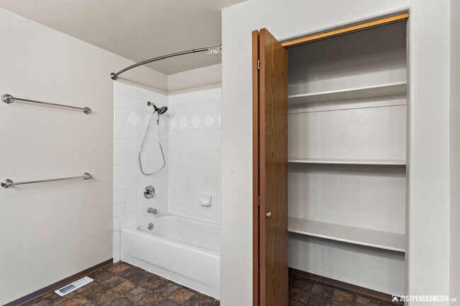 Building Photo - Spacious & Updated 3 Bedroom Duplex Near M...