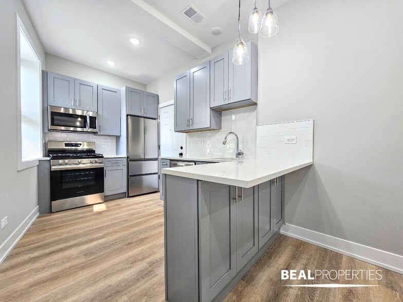 Building Photo - 428 W Belden Ave