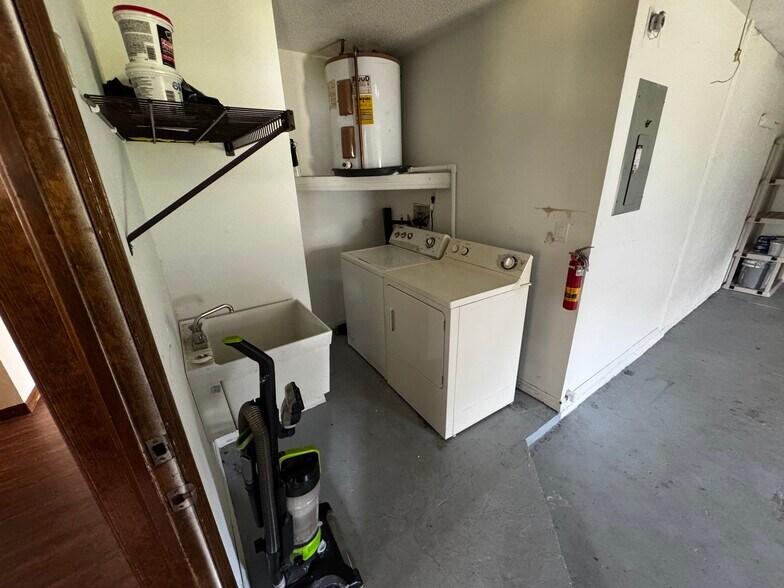 Building Photo - 1065 Altoona Ave