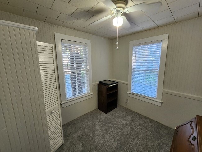 Building Photo - Quaint downtown riverside 2 Bedroom 1 Bath...