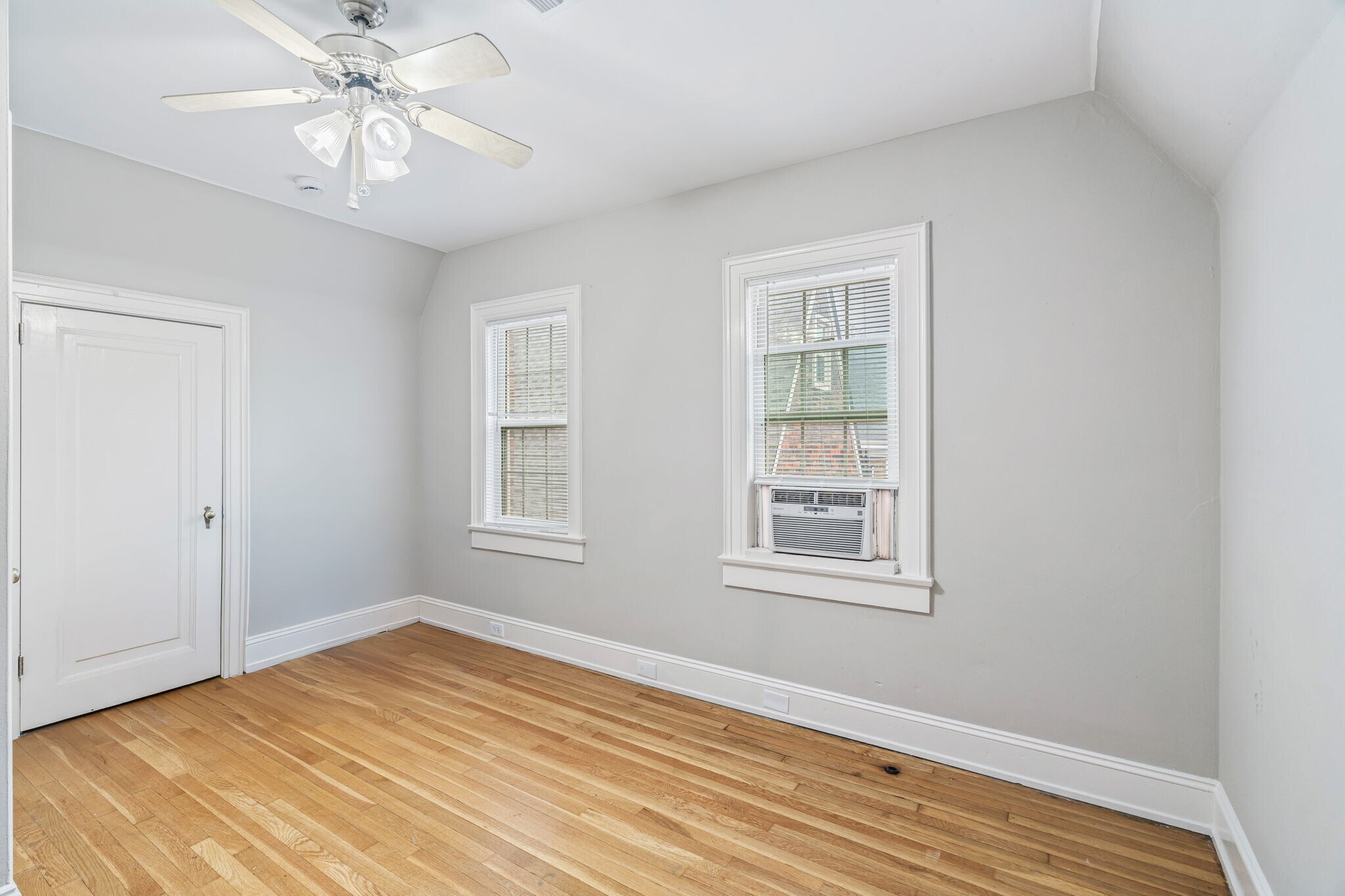 Building Photo - 1606 Laurel Ave