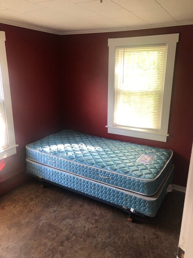 Bedroom #3 (small) - 852 Stillwater Ave