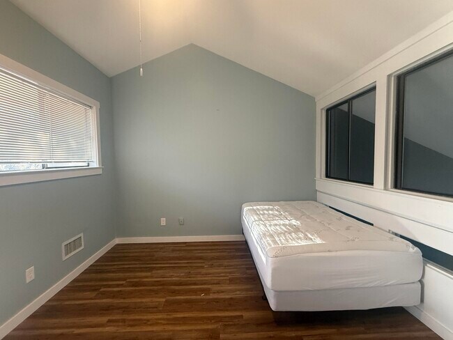 Building Photo - 300 Yacht Club Dr