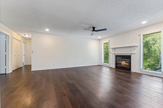 Building Photo - 7 Whitwick Ln