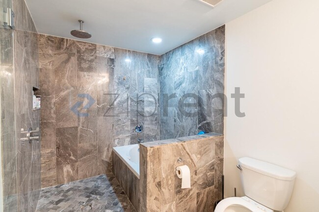 Building Photo - 603 Davis St