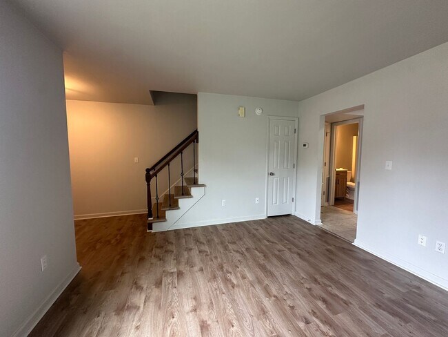 Building Photo - Beautiful Roanoke 2 bed 2 bath Duplex