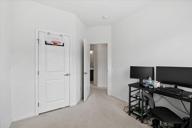 Building Photo - Stunning Luxury Townhome for Rent in Westmoore!