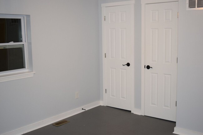 Building Photo - NEWLY RENOVATED PONTIAC UNIT FOR LEASE!