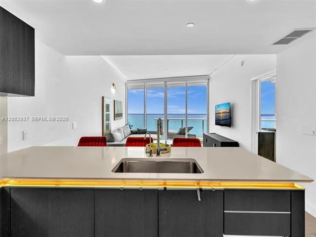 Building Photo - 17001 Collins Ave