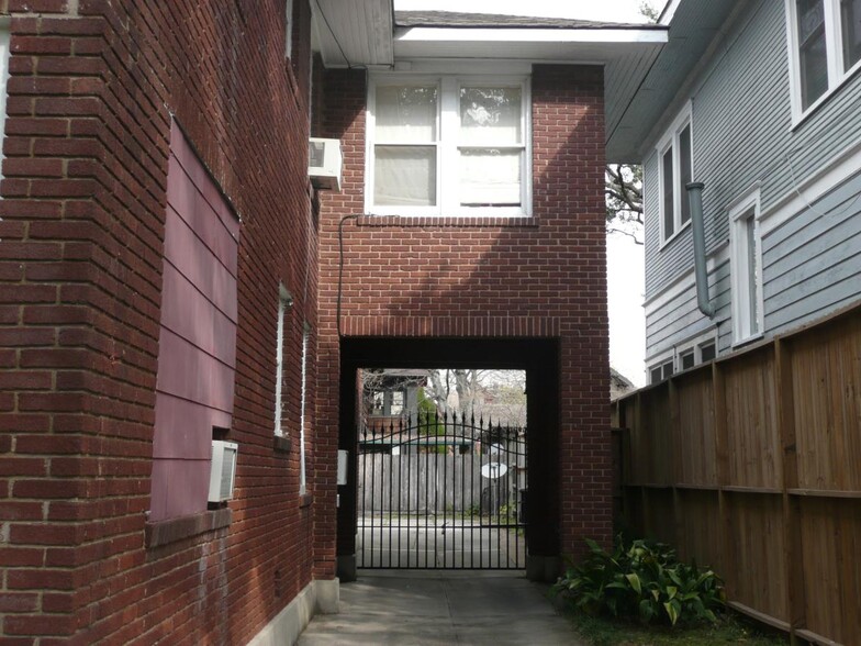 1 covered offstreet carport per unit - 812 Branard St