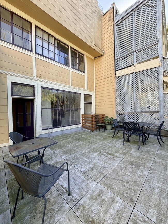 Building Photo - 2536 Sutter St