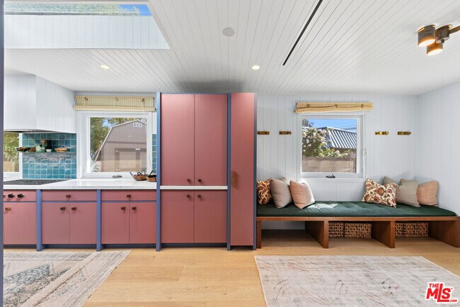 Building Photo - 7038 Dume Dr