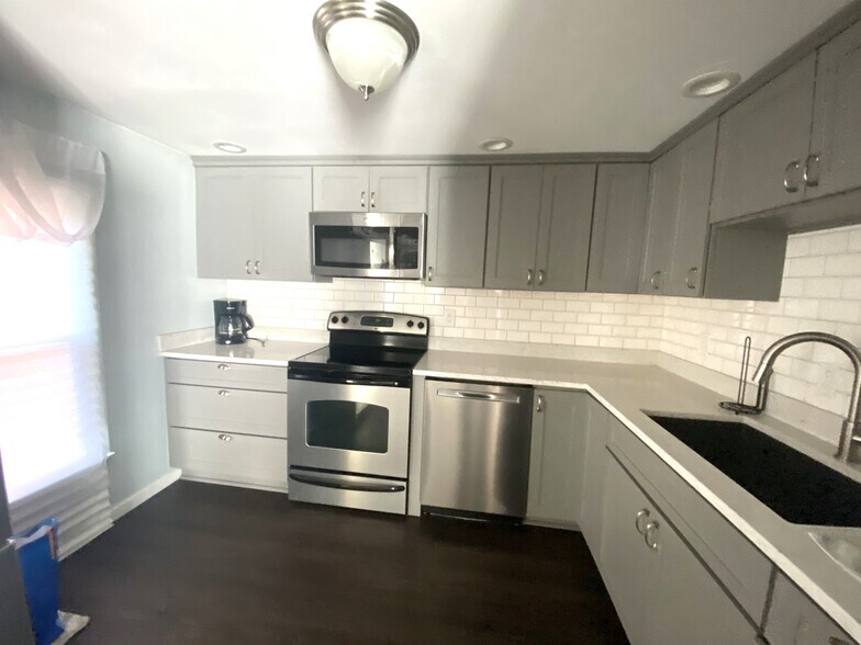 Building Photo - 16 Hillcrest St