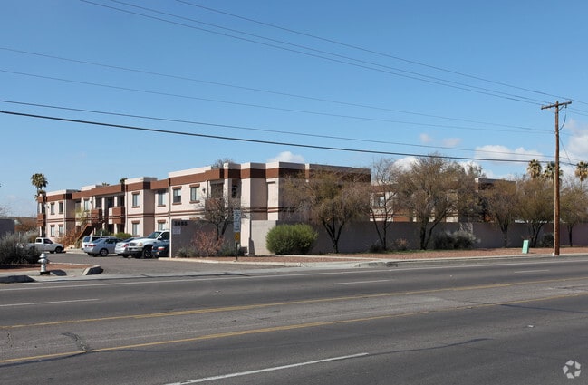 2485 N Alvernon Way - La Promesa
