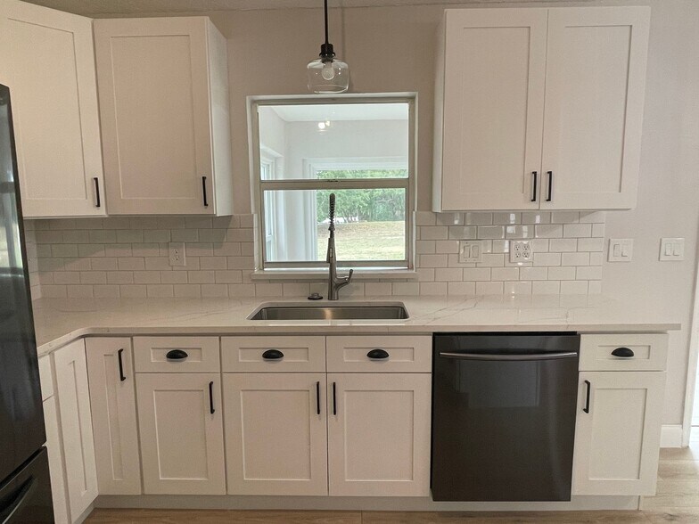 Building Photo - 23811 Sunset View