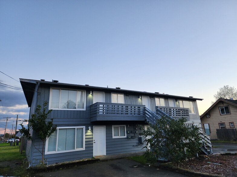 Building Photo - 819 E 2nd St