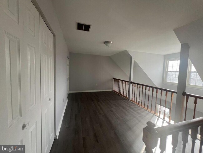 Building Photo - 3325 Midland Ct
