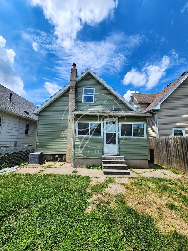 Building Photo - Adorable Updated 3 Bedroom Bungalow Near Downtown & Tony Packo's!