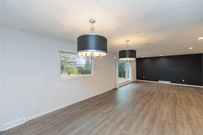 Building Photo - 2500 Deborah Dr