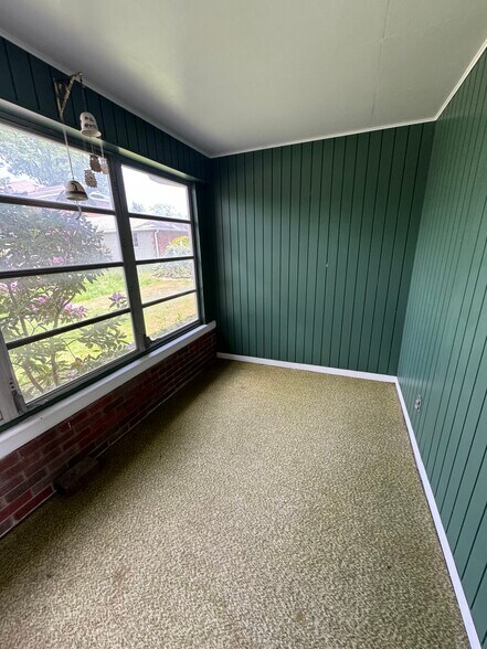 Screened in Back Porch - 270 Kenridge Rd