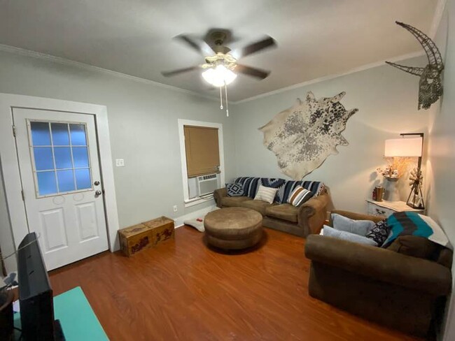 Building Photo - Super cute, good sized, one bedroom home o...