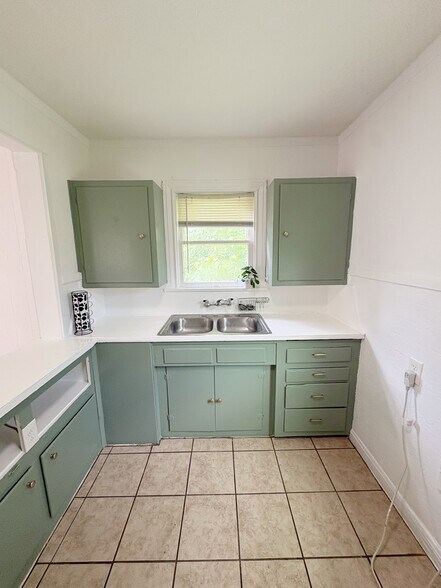 Building Photo - 628 N 36th St