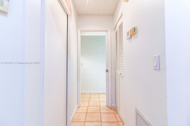 Building Photo - 5289 Fairway Woods Dr