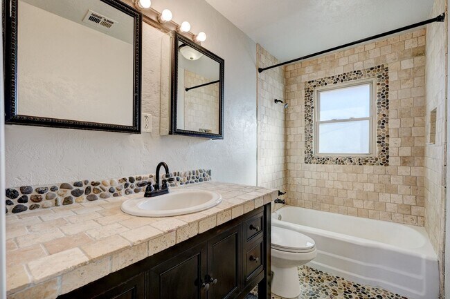 Building Photo - 3 Bed 1.5 Bath in Del City!
