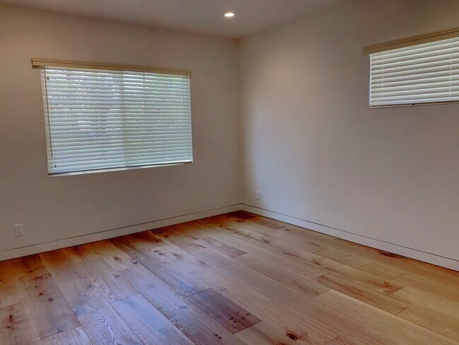 Building Photo - Charming, Remodeled 3-Bed / 3-Bath Home wi...