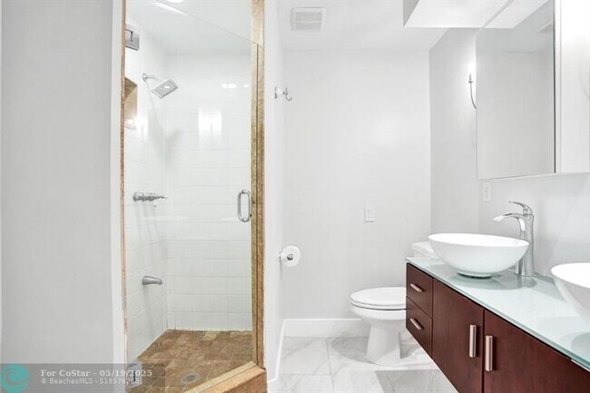 Building Photo - 802 SW 12th Ct