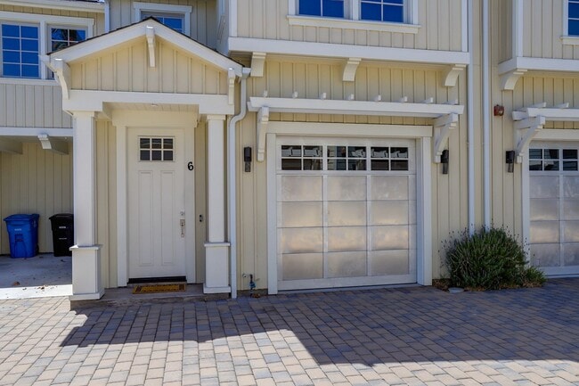 Building Photo - 2 Bed / 2.5 Bath Luxurious townhome near d...