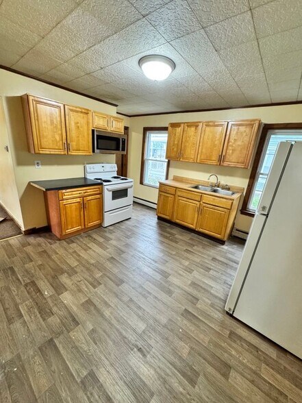 Building Photo - 10 Valley St