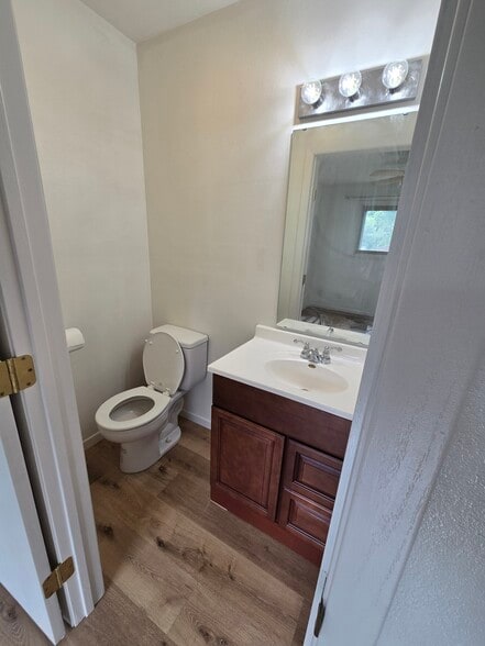 Building Photo - 1542 W River Dr