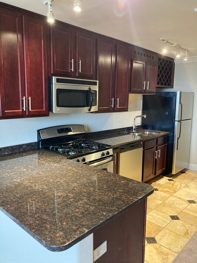 Kitchen - 700 E 8th St