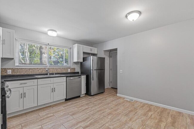 Building Photo - 3280 Brookshire Dr