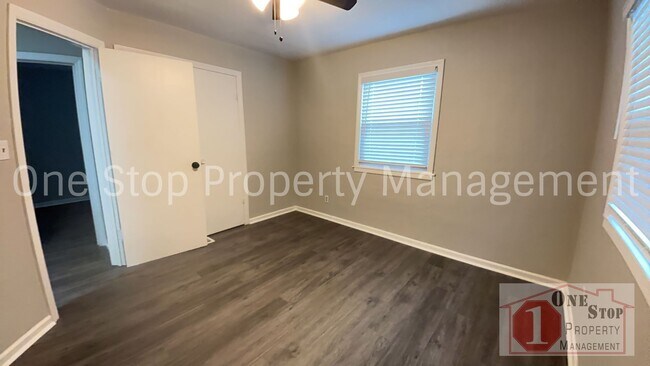 Building Photo - 5714 NE 49th St
